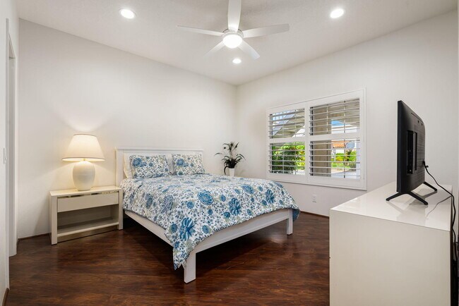 Building Photo - 270 Vista Royale Cir E