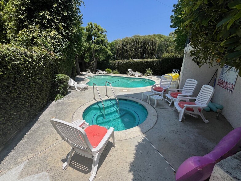 Pool area - 4249 Longridge Ave