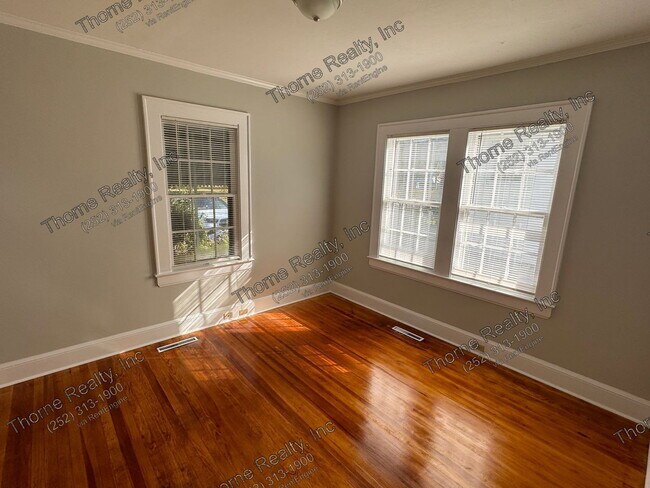 Building Photo - 823 Western Ave