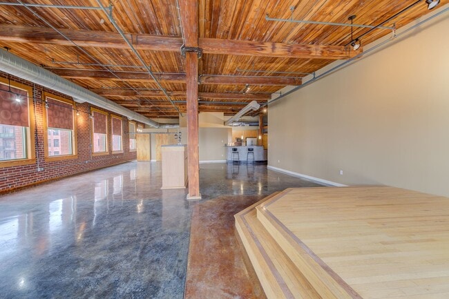 Building Photo - Huge Luxury 2 Story Condo with Private Rooftop Deck!