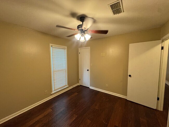Building Photo - Beautiful home with over 2k square feet!