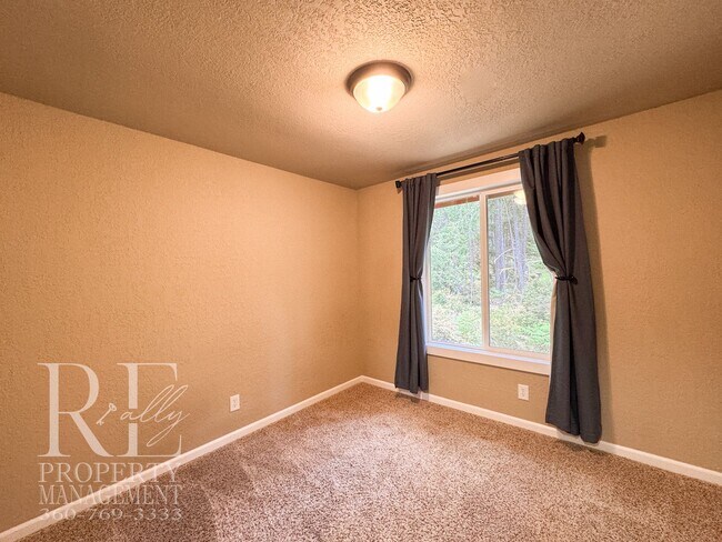 Building Photo - Bright & Spacious Split-Level Home with Gourmet Kitchen, Skylight & Expansive Yard