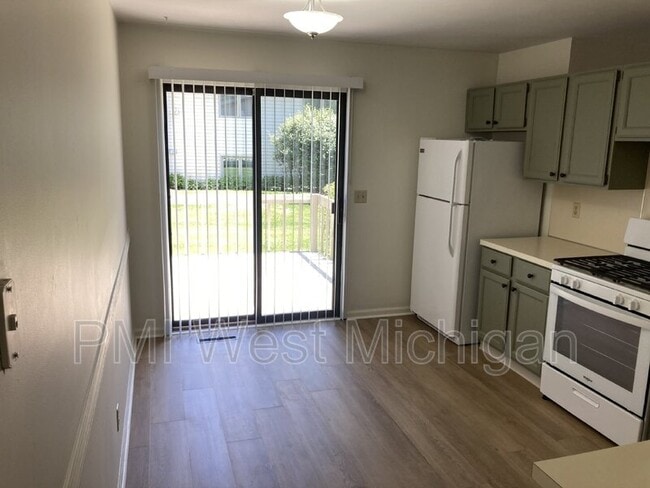 Building Photo - 2703 Woodmeadow Dr SE