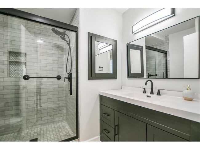 Building Photo - 1621 Larson Dr