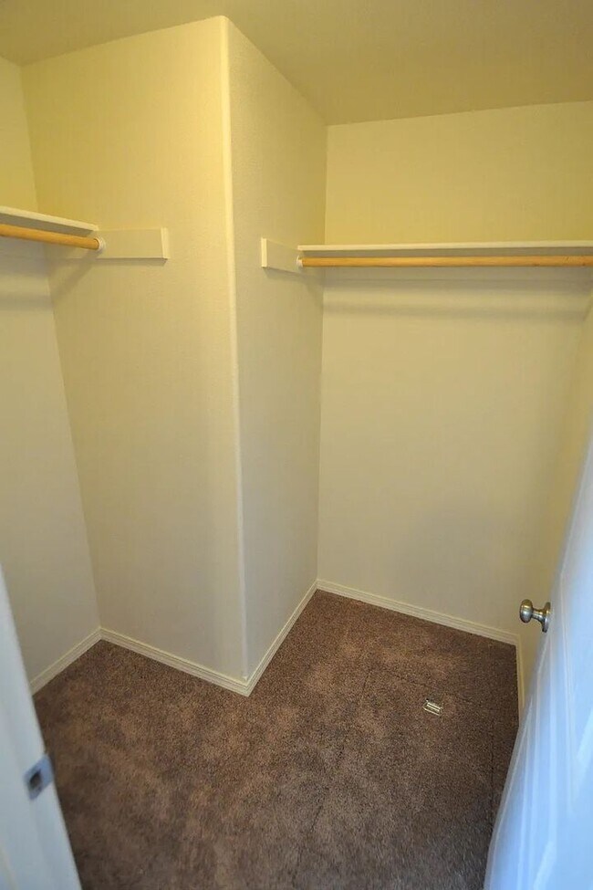 Building Photo - 3BD/2BA Single Level Home located in the d...