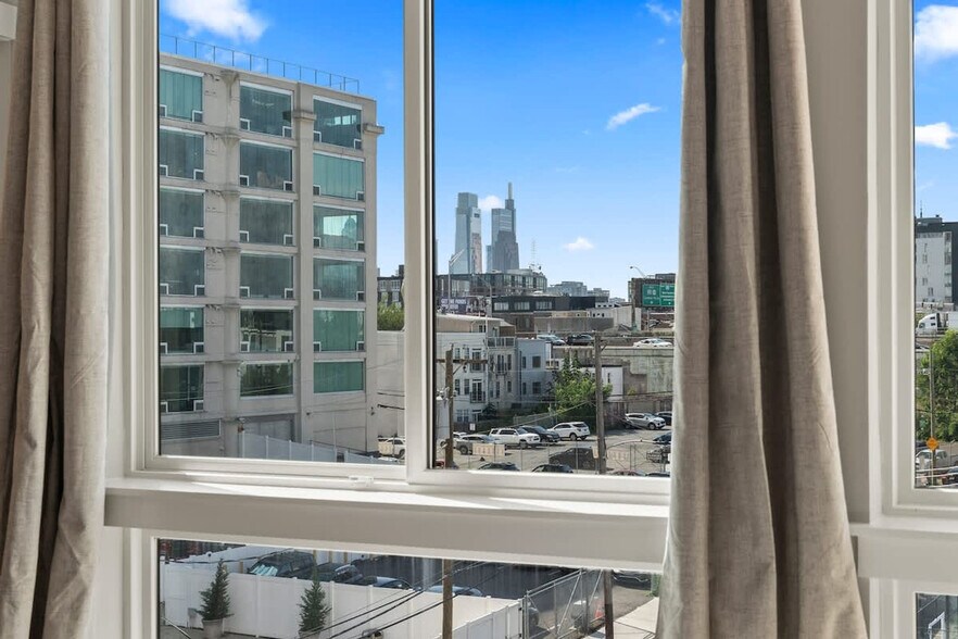 Building Photo - 901 Canal St