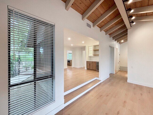 Building Photo - Beautifully Renovated 3BD/2.5BA House in L...