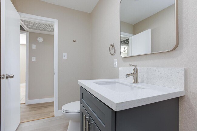 Building Photo - Spacious 4 bedroom, 2 bathroom home located in North Las Vegas