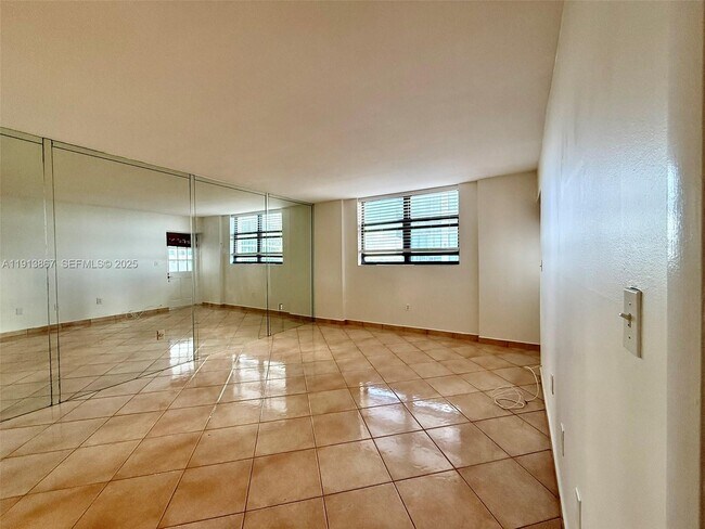 Building Photo - 555 NE 30th St