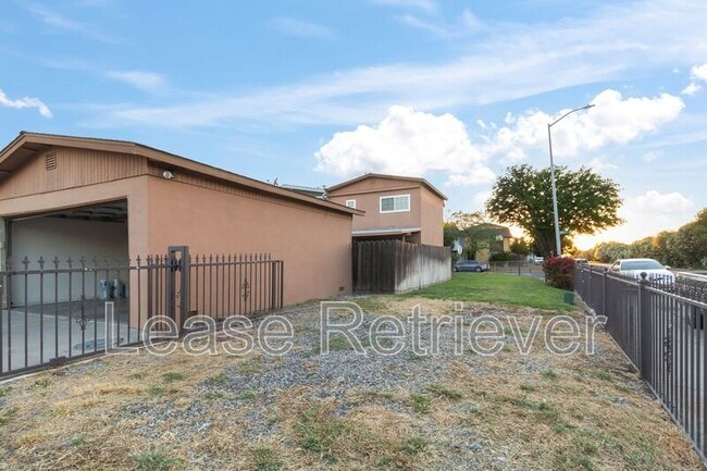 Building Photo - 990 Palm Cir