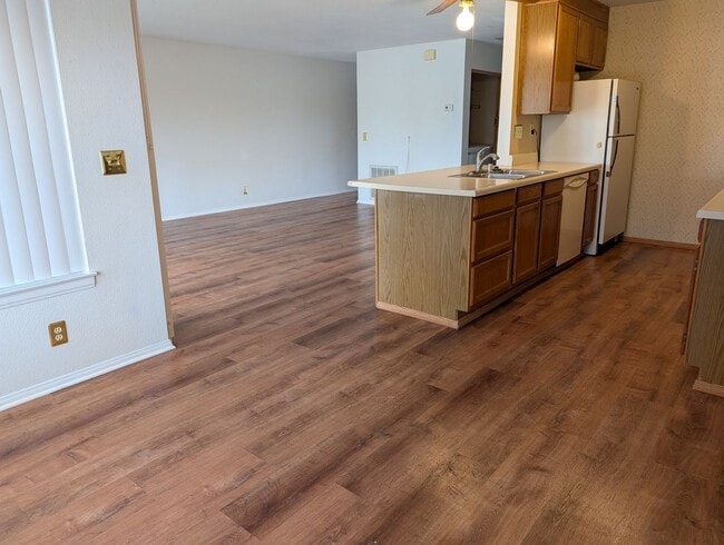 Building Photo - Cute Condo in Silverlakes