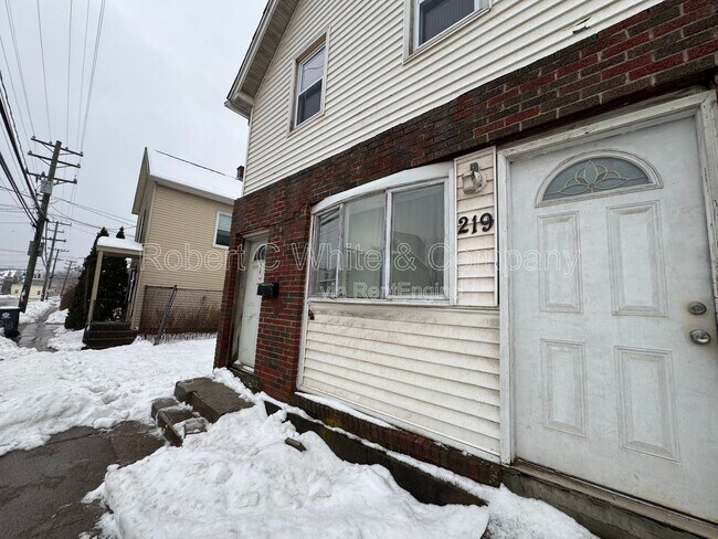 Building Photo - 219 Park St