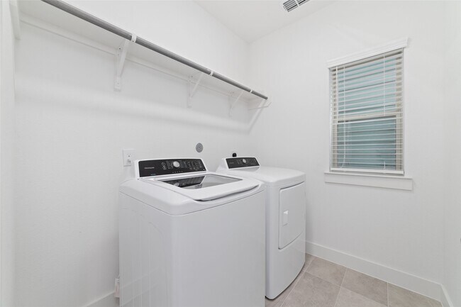 Building Photo - 10974 Swang Link Dr