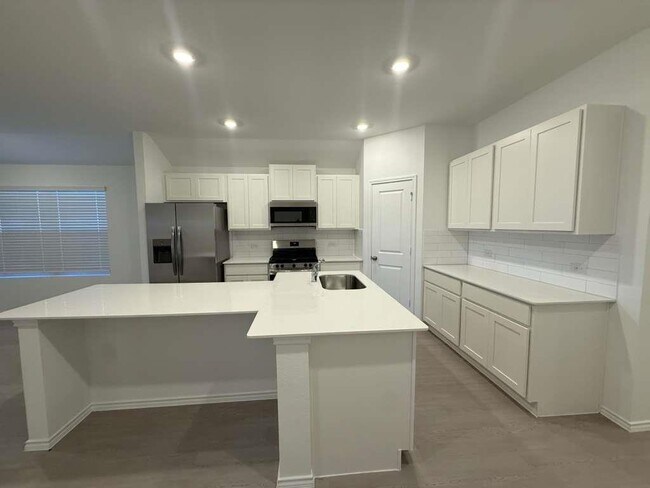 Building Photo - 569 Sormonne Lp