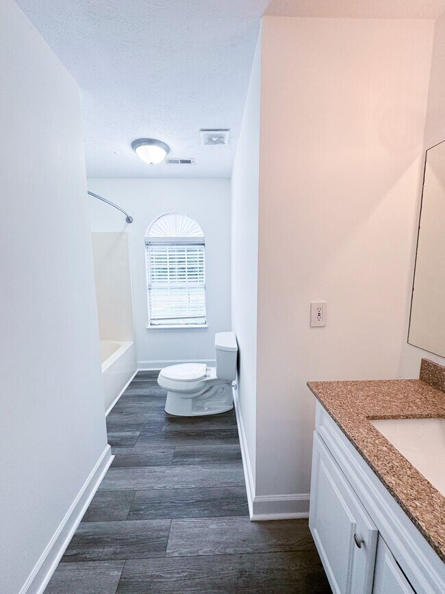 Building Photo - Conveniently Located 3 Bed 2.5 Bath Home i...