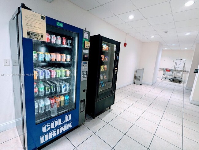 Building Photo - 2655 Collins Ave