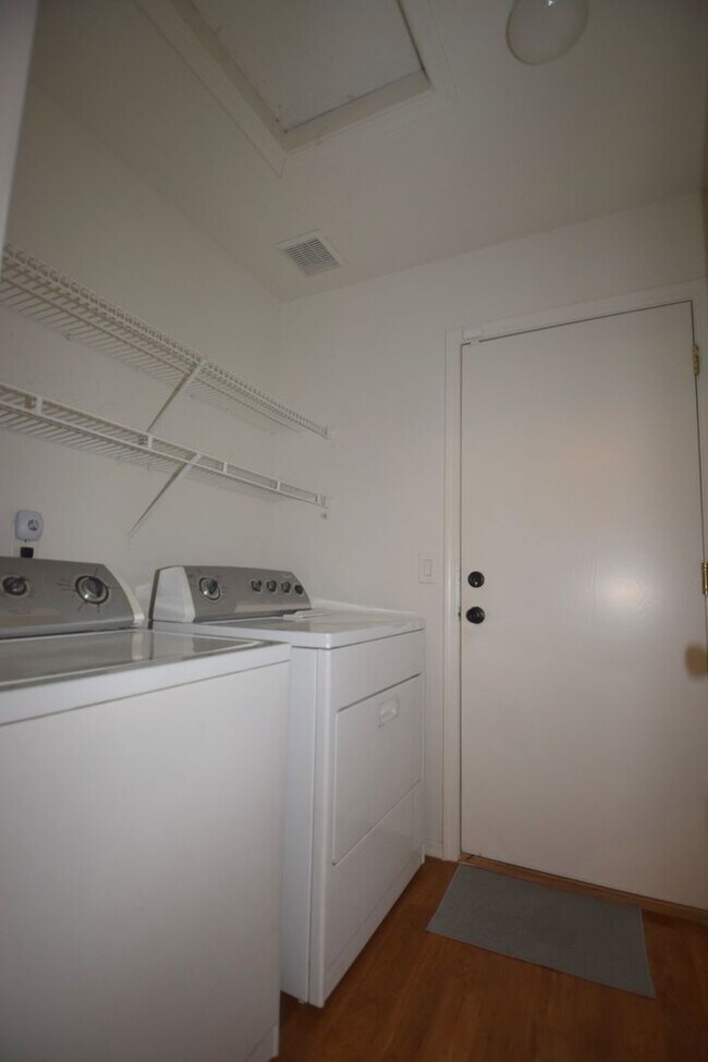 Building Photo - Beautiful Copper Basin Home!