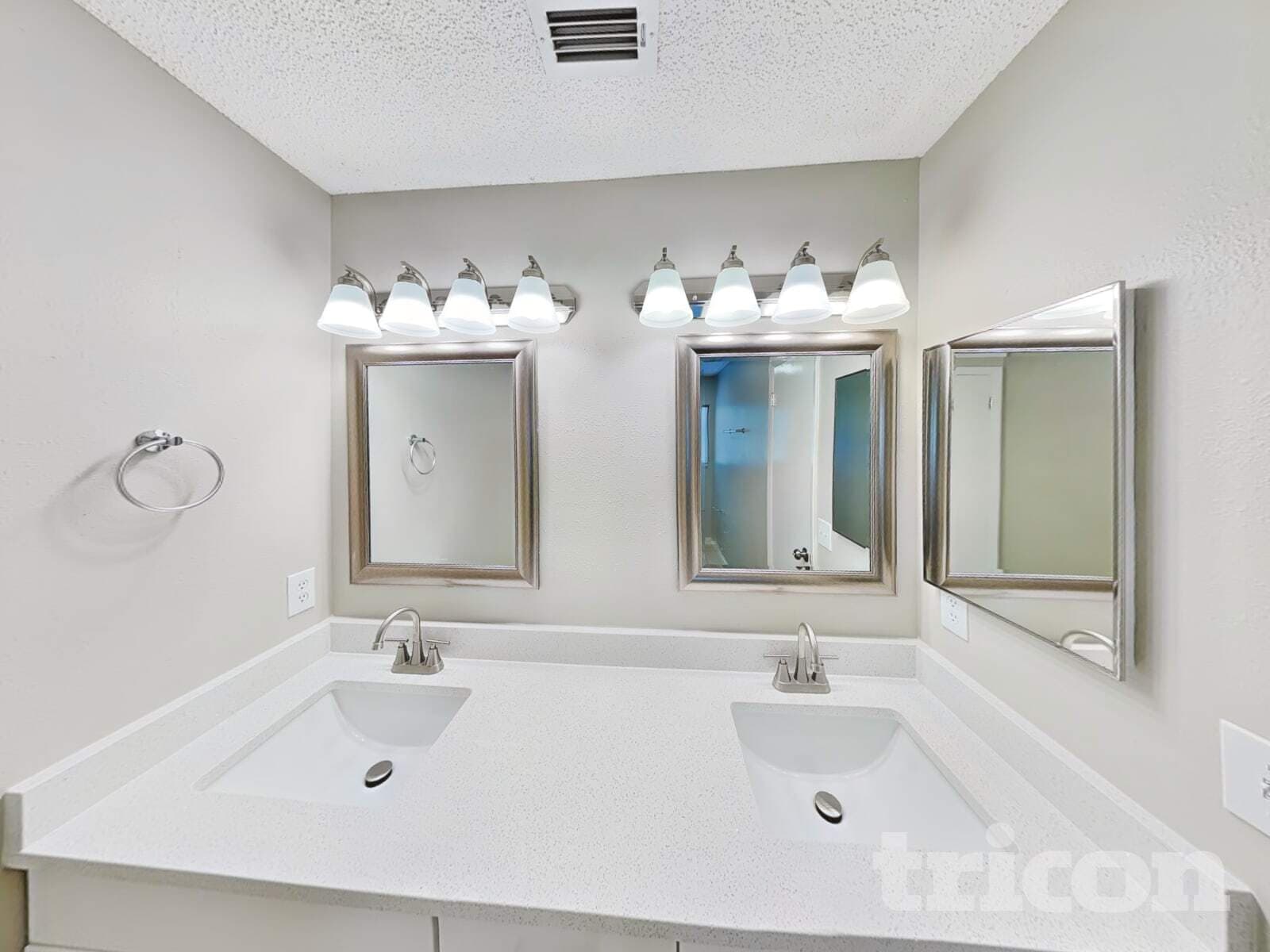 Building Photo - 470 N Sundance Dr