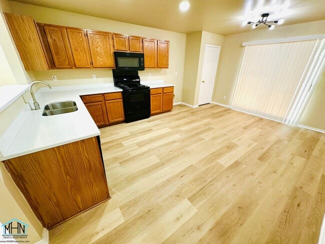 Building Photo - Big & Beautiful 5 bed/3.5 bath 2 Story home that's conveniently located to Randolph AFB