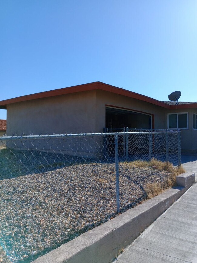 Building Photo - 1208 E Virginia Way