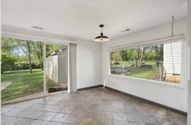 Building Photo - 3 Bedroom | 1 Bathroom | 1 Car Detached Ga...