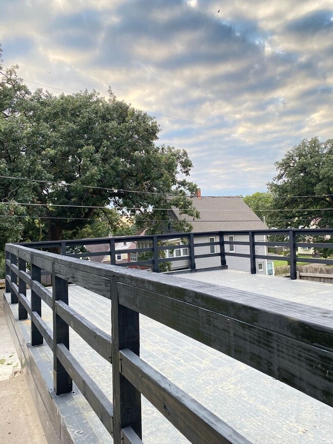 Building Photo - Beautifully updated 5 bed 2 bath house $2200