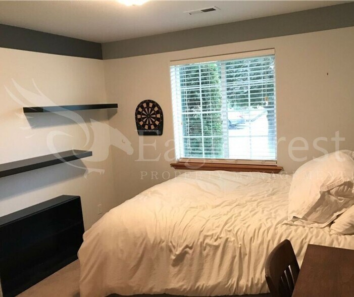 Building Photo - Three Bedroom, Two Bathroom House Located Near WWCC
