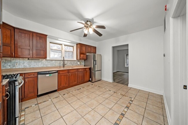 Building Photo - 3227 S Wells St