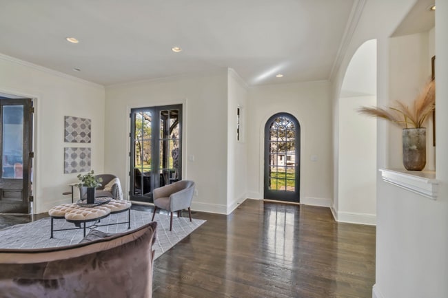 Building Photo - 1127 Glendale Ln