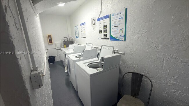 Building Photo - 2000 Biarritz Dr