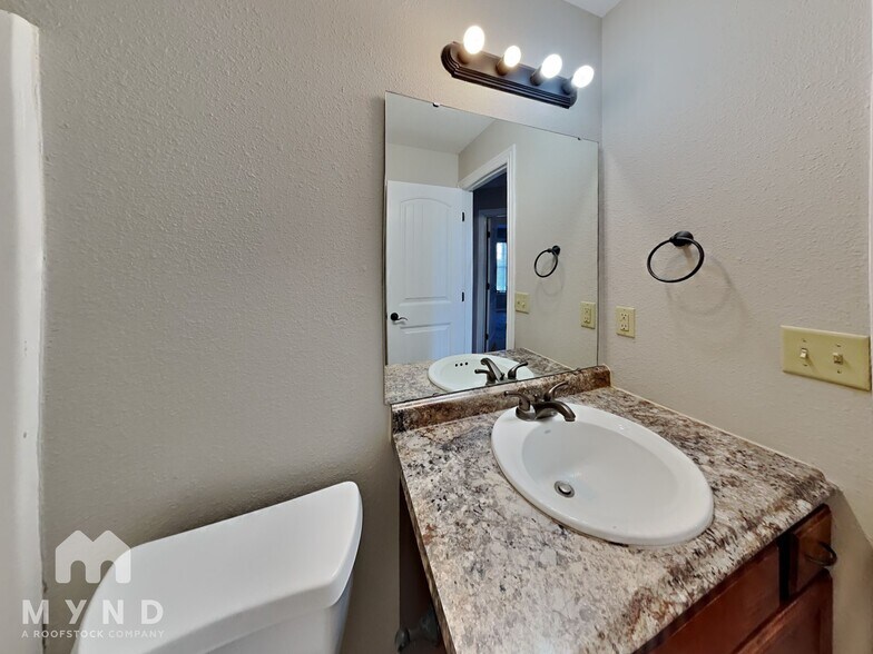 Building Photo - 5673 S Lexington Ave