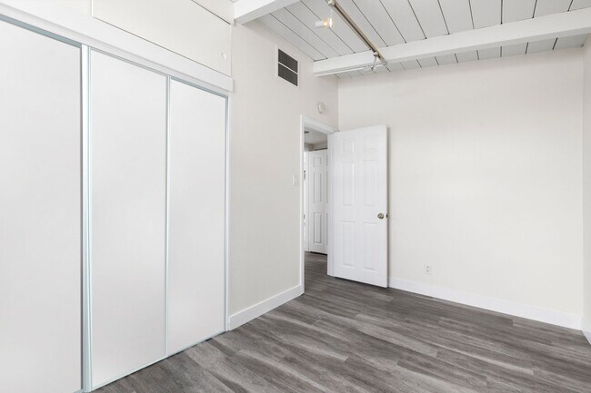 Building Photo - 316 E 21st St