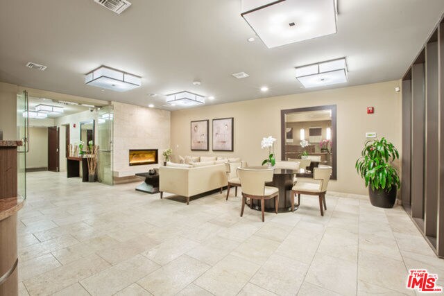 Building Photo - 447 N Doheny Dr