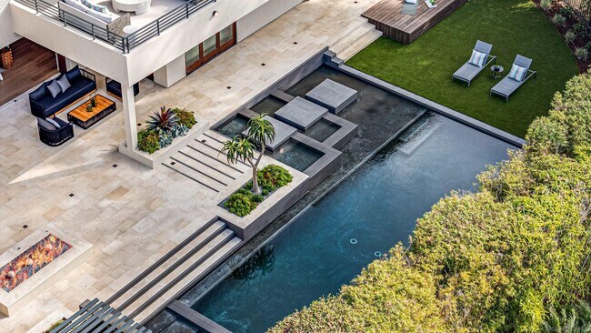 Building Photo - 8070 La Jolla Scenic Dr N
