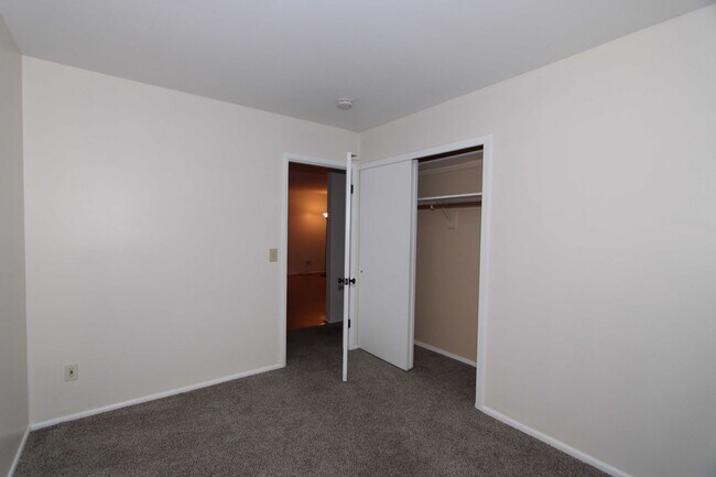 Building Photo - 3 bedroom 2 bathroom Single Family Home