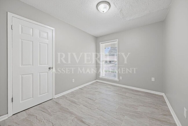 Building Photo - A Must See!!!!! Section 8 Friendly & Ready...