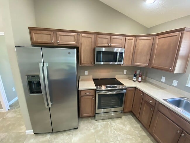 Building Photo - Beautiful Unfurnished 3 bed, 2 bath ANNUAL...
