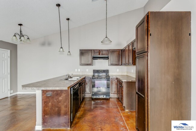 Building Photo - 3 bedroom, 2 bath duplex