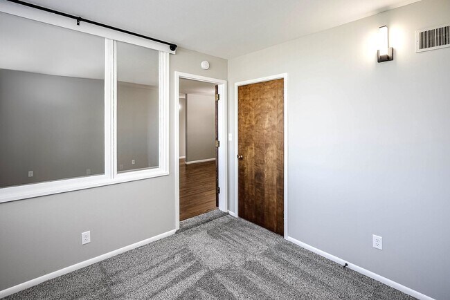 Building Photo - Amazing 2-Bedroom Apartment in Millard!