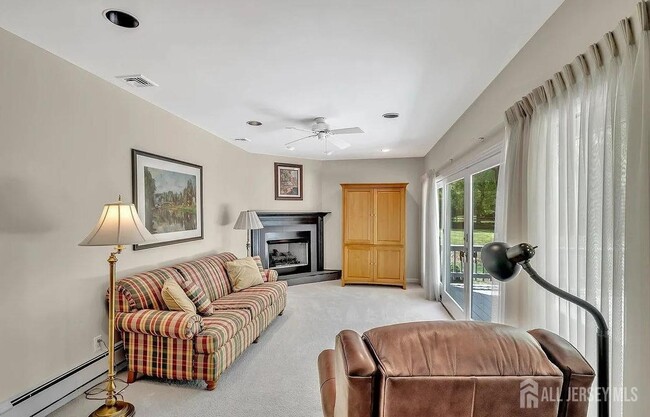 Building Photo - 12 Windsor Dr