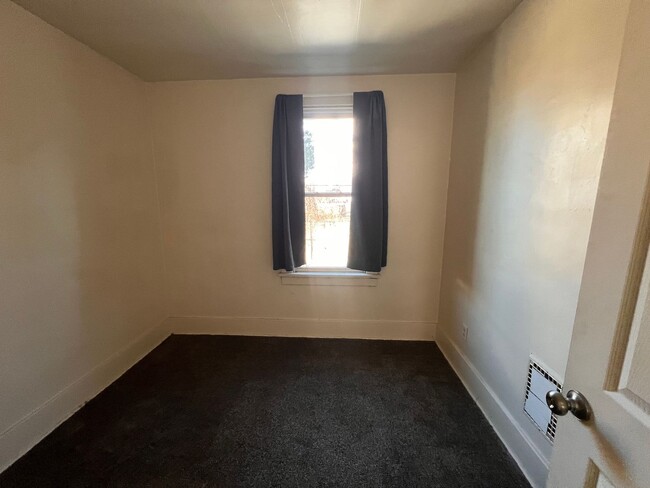 Building Photo - 3 bed 1.5 bath - Located in the heart of Monessen