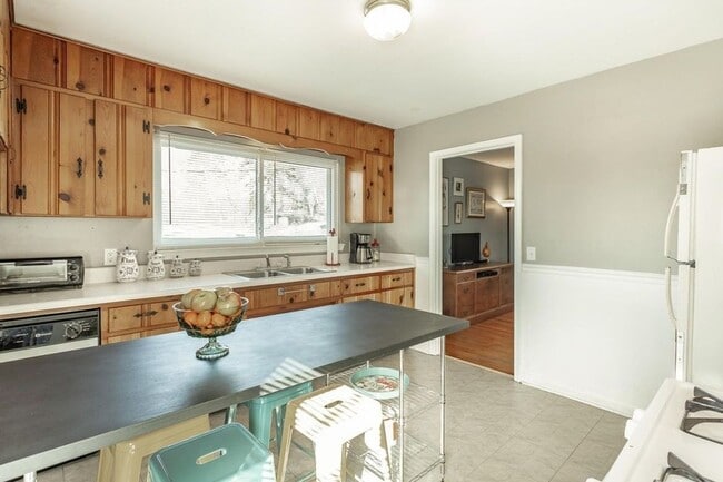 Building Photo - Amazing 3 Bed/1.5 Bath Home in the Rolling...
