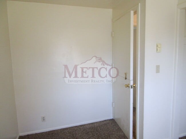 Building Photo - Cute little 3 bedroom home