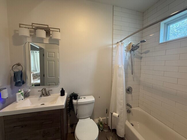 Building Photo - 13 Schuyler St