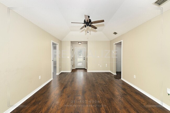 Building Photo - Gorgeous 3 Bed 2 Bath Brick Cottage on Corner Lot