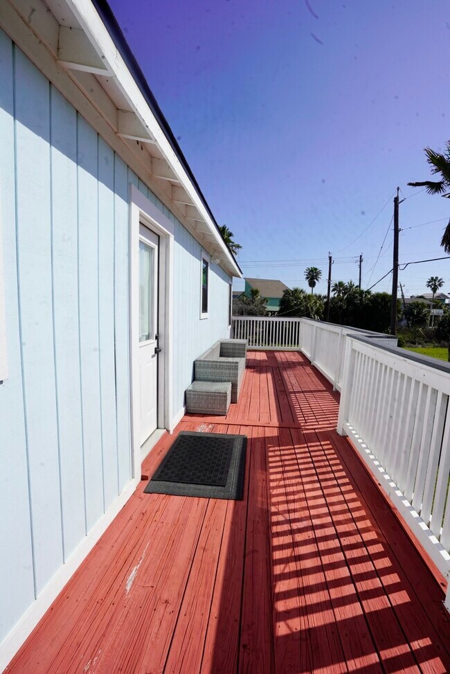 Building Photo - 4027 Surf Dr