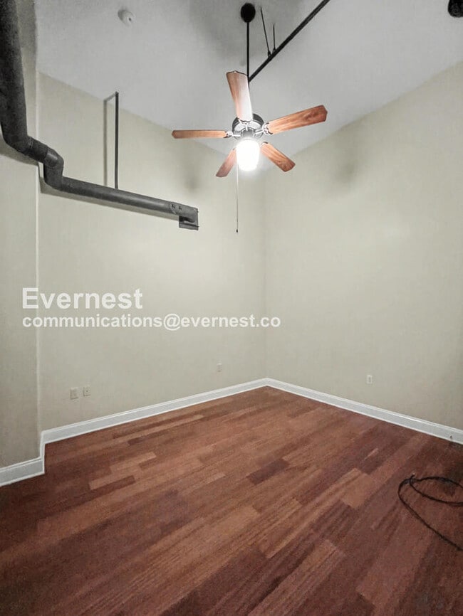 Building Photo - 2 Bed/2 Bath Condo with Modern Amenities / Pet-Friendly / Available Now!