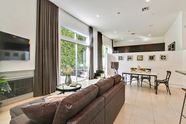 Building Photo - Beautiful Studio near Melrose - This is the Place to be.