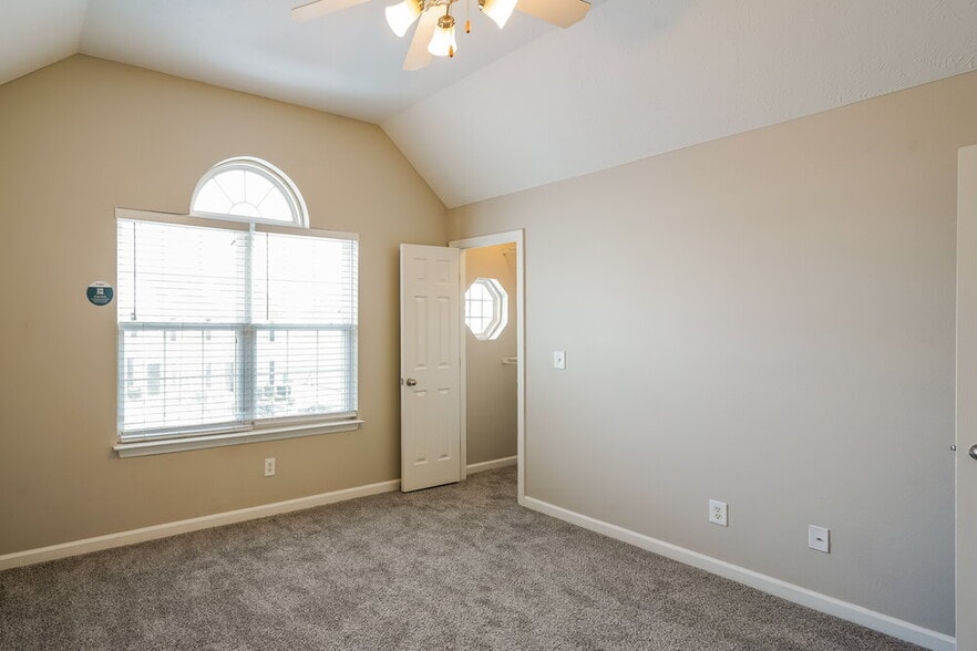 Building Photo - 8013 Logan Dr