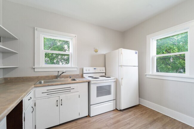 Building Photo - 1021 W 22nd St